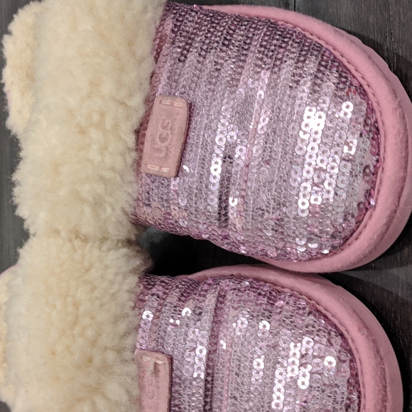 UGGs slippers, Girls, pre-loved, size 1 - Picture 2 of 5